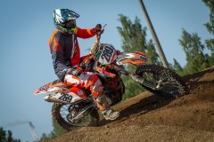 MOTO-3135_1600x1066